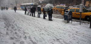 People waiting for the bus on Fifth Avenue, Manhattan, in the snow (2010 - Image Koen Blanquart)