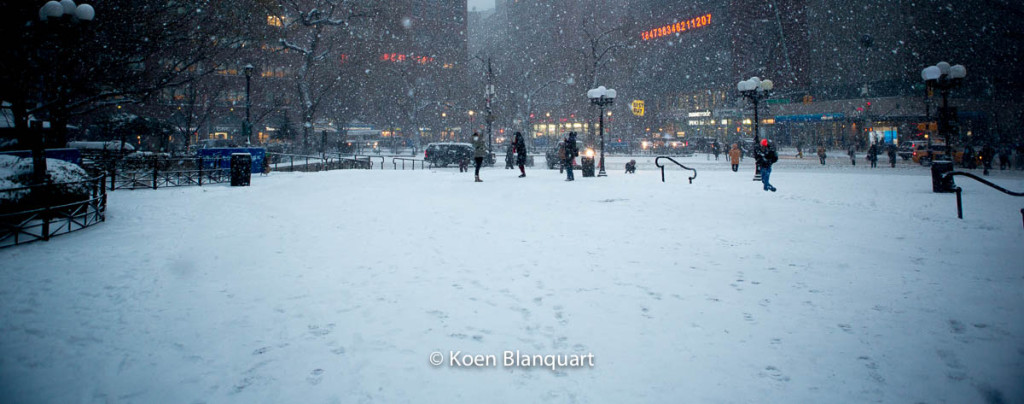 The first part of Juno brought a first load of snow over New York City. Union Square at 14th Street (Image Koen Blanquart)