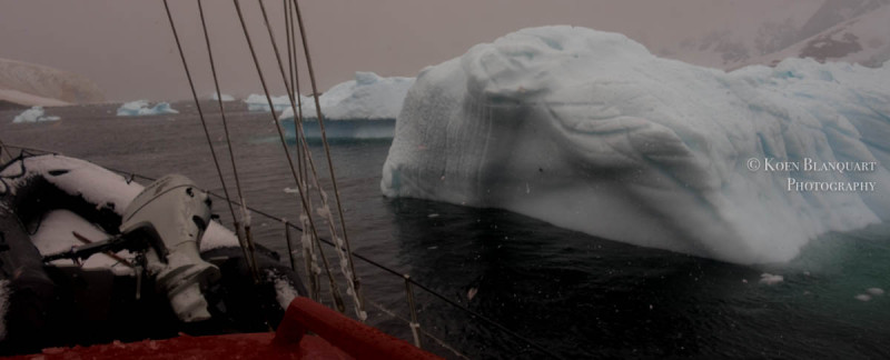 Sailing in the morning in the Gerlache strait, next to some smaller icebergs